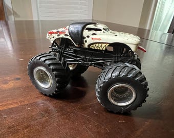 Hot Wheels Monster Truck Monster Mutt Dálmata Diecast 1:64 A