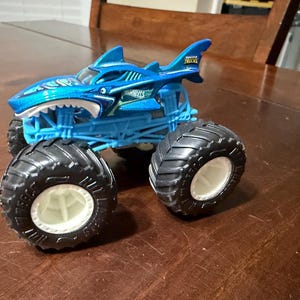 2020 Hot Wheels Monster Trucks Shark Wreak Epic Loop Challenge Playset Exclusive