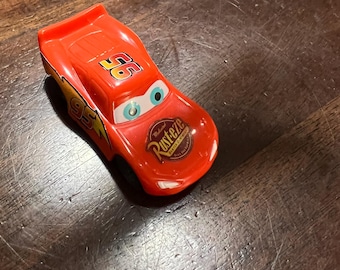 2006 Disney/Pixar CARS Blixten McQueen friktionsbil med dragkrok
