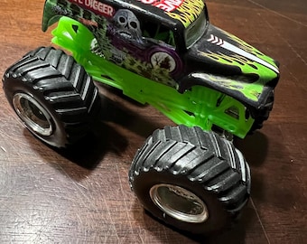 Hot Wheels Monster Jam GRAVE DIGGER 4 Time Champion 1:64 Monster Truck Die Cast