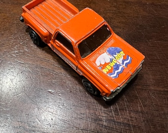 Camioneta Chevrolet naranja Newport original vintage a escala 1:64, años 70 y 80