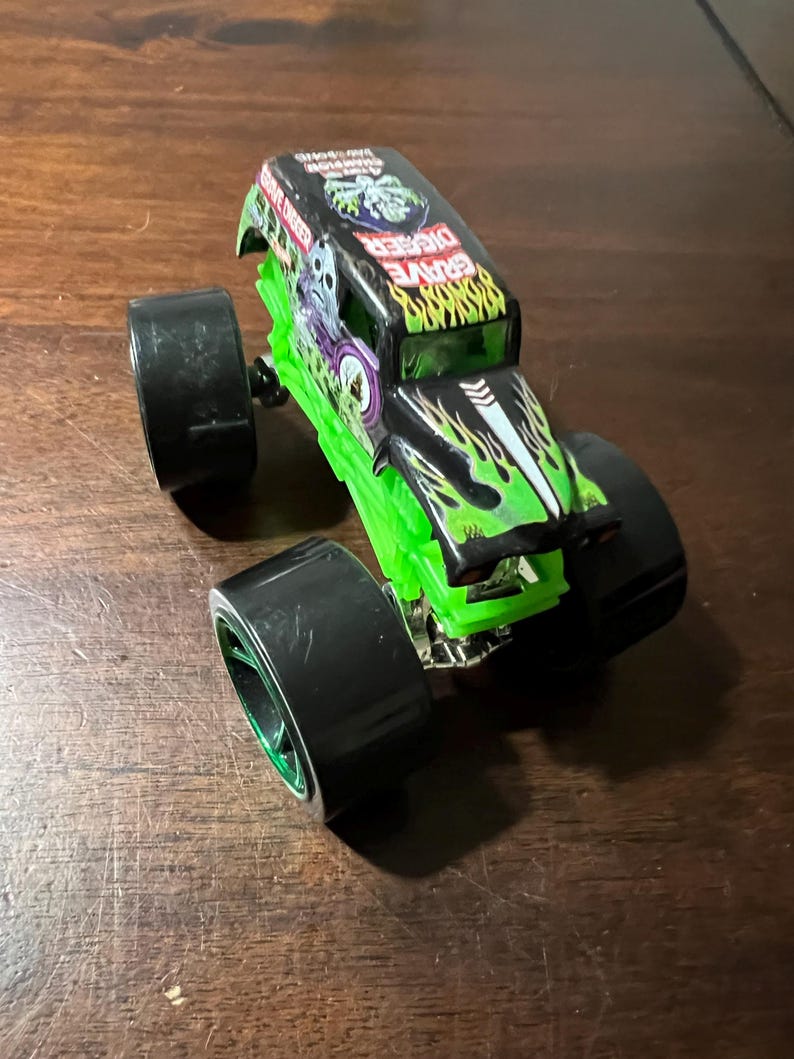 Hot Wheels Monster Jam Grave Digger Monster Truck Smooth Wheels Green ...