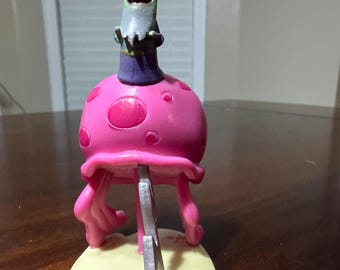 Figura de Bob Esponja Plankton montando una medusa