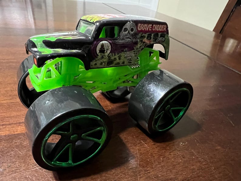 Hot Wheels Monster Jam Grave Digger Monster Truck Smooth Wheels Green ...