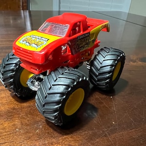 Hot Wheels Monster Jam Carolina Crusher Monster Truck 1:64