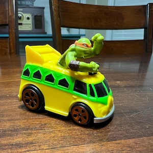 2014 TMNT Teenage Mutant Ninja Turtles Viacom Green Yellow Bus Car Playmates