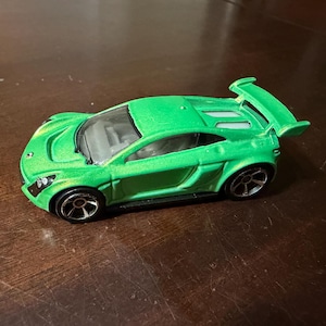 Puede incluir: Un juego de tres tazas de cerámica con un acabado mate moteado. Las tazas son de color crema, gris claro y gris oscuro. Cada taza tiene un diseño simple y moderno y un asa redondeada.