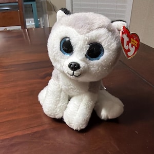 Puede incluir: Tabla de cortar de madera hecha a mano con acabado natural. Cuenta con un canal para jugos y un asa. Dimensiones aproximadas: 45 cm de largo, 30 cm de ancho y 2,5 cm de grosor.