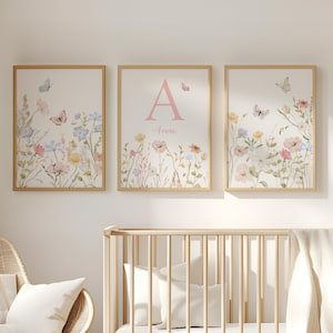 Letrero con inicial de nombre para bebé niña con diseño de mariposas sobre la cuna, arte de pared con flores silvestres, juego de 2 impresiones florales personalizadas con letras, regalo para niña