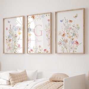 Decoración floral para habitación de niña, mariposas, flores silvestres, impresiones con nombre inicial, juego de 3, arte de pared para dormitorio de niña, regalo con letras y flores