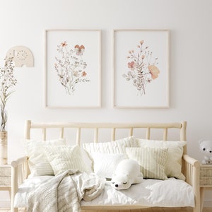 Set di 2 stampe di fiori selvatici boho neutri per la decorazione della cameretta delle bambine, poster floreali acquerellati beige dai toni caldi, arte per la cameretta delle bambine, download digitale