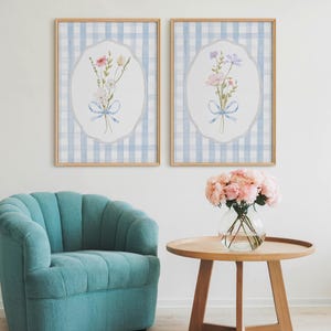Quadri da parete blu con fiori, set di 2 stampe a quadretti in stile costiero per la camera da letto di un'adolescente, decorazioni con fiocchi di tendenza