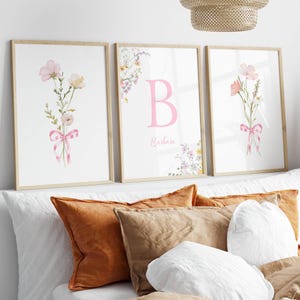 Mädchen Kinderzimmer Benutzerdefinierte Name Wall Art 3er Set mit Blumen Initial Print Baby personalisierte Geschenke für Mädchen Blumen Brief Zeichen digitaler Download