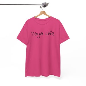 Puede incluir: Una camiseta rosa con el texto "yaya life" escrito en negro.