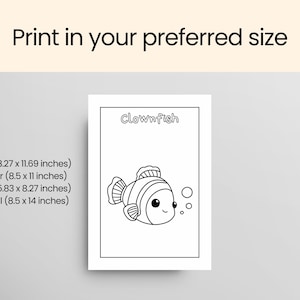 Op de afbeelding: Zwart-wit illustratie van een clownvis met het woord "Clownfish" erboven. De afbeelding staat op een witte achtergrond met de tekst "Print in your preferred size" en geeft papierformaten in inches weer.