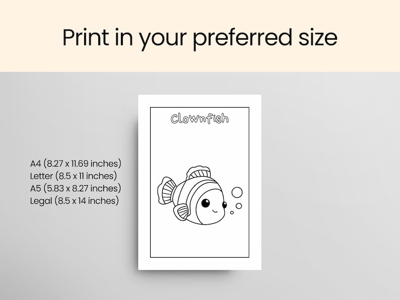 Op de afbeelding: Zwart-wit illustratie van een clownvis met het woord "Clownfish" erboven. De afbeelding staat op een witte achtergrond met de tekst "Print in your preferred size" en geeft papierformaten in inches weer.