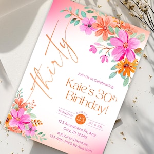 Puede incluir: Una invitación de cumpleaños con un fondo degradado rosa y blanco. La invitación presenta la palabra "thirty" en una fuente cursiva, junto con los detalles de una celebración del 30 cumpleaños, incluyendo la fecha, hora y lugar.