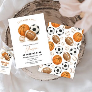 Puede incluir: Un conjunto de invitaciones y etiquetas de agradecimiento con temática deportiva. La invitación presenta ilustraciones de acuarela de una pelota de baloncesto, un balón de fútbol, una pelota de béisbol y un balón de fútbol americano. El texto dice "Let's Have a Ball".