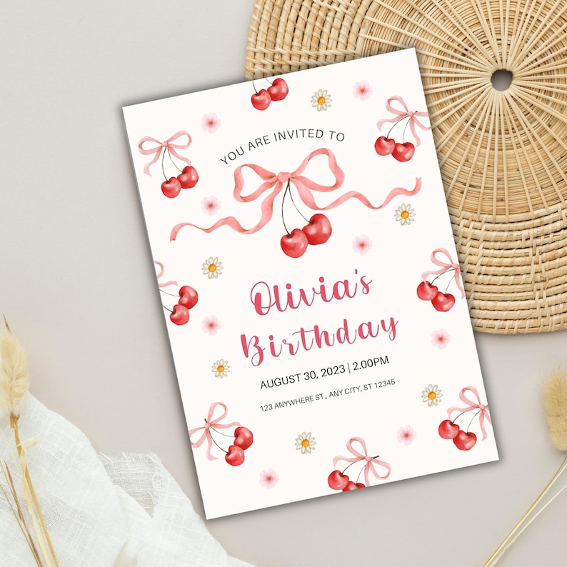 Puede incluir: Una invitaci&oacute;n de cumplea&ntilde;os con un dise&ntilde;o de acuarela. La invitaci&oacute;n presenta cerezas rojas, lazos rosas y margaritas sobre un fondo blanco. El texto dice "You are invited to Olivia's Birthday, August 30, 2023, 2:00 PM."