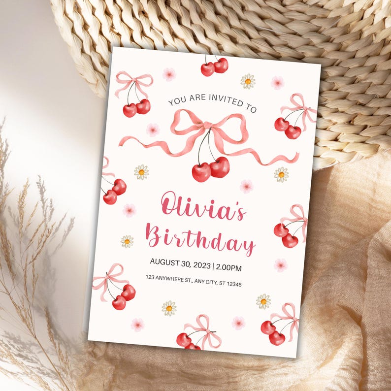 Puede incluir: Una tarjeta de invitaci&oacute;n de cumplea&ntilde;os blanca con un dise&ntilde;o de acuarela con cerezas y lazos. El texto dice "You are invited to Olivia's Birthday" con la fecha y la hora. La tarjeta est&aacute; decorada con peque&ntilde;as margaritas e ilustraciones de cerezas.