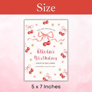 Puede incluir: Una tarjeta de invitaci&oacute;n de 12,7 x 17,8 cm con un tema de cerezas. La tarjeta presenta el texto "You are invited to Olivia's Birthday" en escritura rosa, junto con la fecha, hora y direcci&oacute;n. Las cerezas y los lazos decoran la tarjeta.