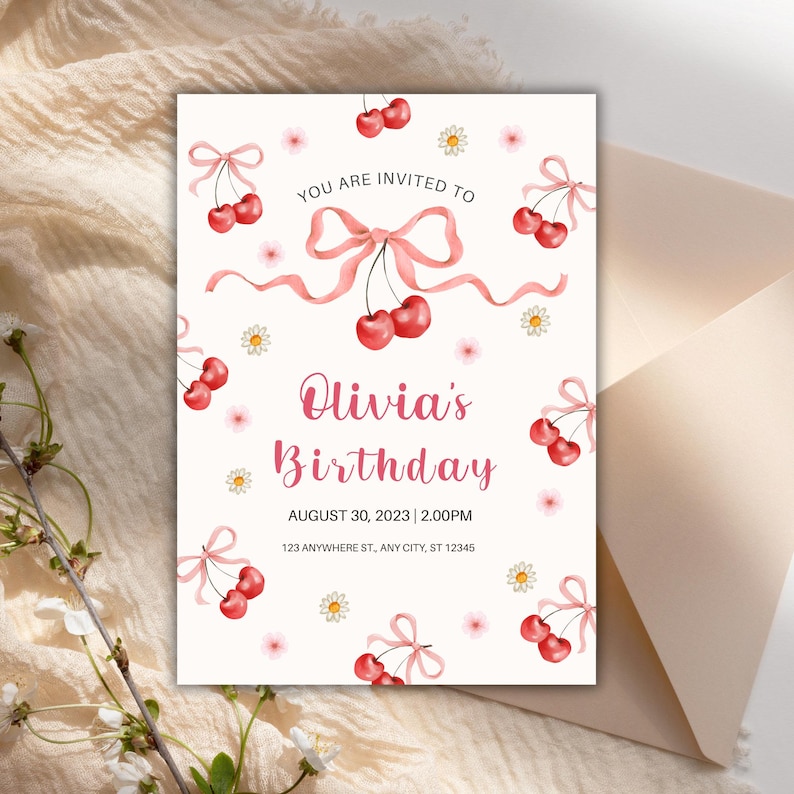 Puede incluir: Una tarjeta de invitaci&oacute;n blanca con un dise&ntilde;o de cerezas y lazos rosas. El texto "YOU ARE INVITED TO Olivia's Birthday" se muestra en rosa. La fecha y hora son 30 de agosto de 2023, 2:00 PM. La direcci&oacute;n es 123 Anywhere St, Any City, ST 12345.
