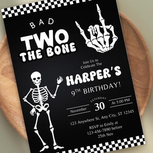以下が含まれることがあります： 骸骨をテーマにした白黒の誕生日招待状。「BAD TWO THE BONE」と「HARPER'S 9TH BIRTHDAY!」のテキストとイベントの詳細。骸骨のイラストとロックオンハンドジェスチャーも表示されています。