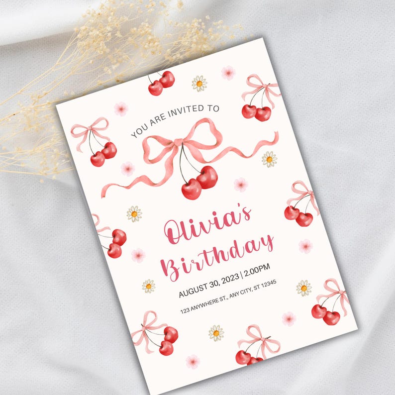 Puede incluir: Una invitaci&oacute;n de cumplea&ntilde;os con un dise&ntilde;o de acuarela. La invitaci&oacute;n presenta un fondo crema claro con ilustraciones de cerezas y margaritas. El texto dice "Olivia's Birthday" e incluye la fecha, la hora y la direcci&oacute;n.