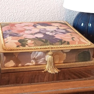 Vintage Franse kartonnen chocoladedoos bekleed met gebloemde stof