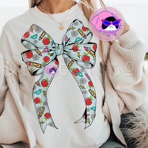 Noeud de professeur tendance PNG, coquette de rentrée scolaire png, conception de griffonnage de pomme au crayon, chemise de professeur PNG, cadeau de professeur PNG, appréciation de professeur