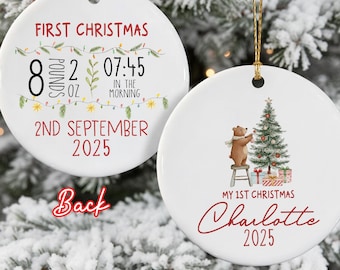 Puede incluir: Adorno navideño de cerámica blanca con cuerda dorada. El frente presenta un oso decorando un árbol de Navidad. La parte posterior muestra detalles del nacimiento: 3,6 kg, 07:45, 2 de septiembre de 2025. Texto: "Primera Navidad" y "Mi 1ª Navidad".