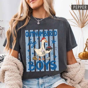 Plus grand que les garçons chemise, chemise drôle de maman de garçon, chemise rétro de maman d'oie, cadeau de mère de garçons, chemise de maman de garçons, t-shirt de maman de coordinateur de chaos image 6