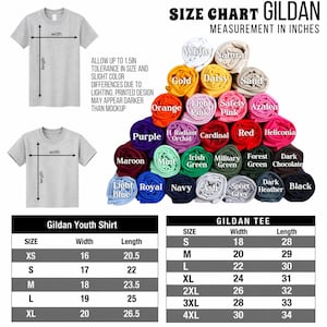 Peut inclure: Un tableau des tailles pour les t-shirts Gildan, avec des mesures en pouces. Le tableau indique la taille, la largeur et la longueur pour diff&eacute;rentes tailles, ainsi qu'une palette de couleurs de t-shirts roul&eacute;s. Le texte sur l'image indique "ALLOW UP TO 1.5IN TOLERANCE IN SIZE".