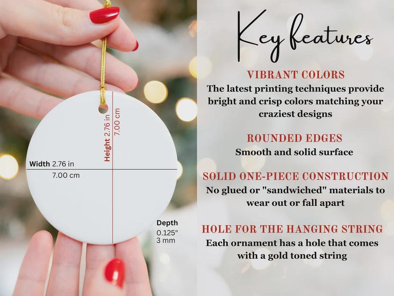 K&ouml;nnte beinhalten: Ein wei&szlig;er, runder Ornament mit einem goldenen Faden, gehalten von einer Person. Das Ornament ist 7,00 cm breit und 7,00 cm hoch, mit einer Tiefe von 3 mm. Text auf dem Bild hebt die wichtigsten Merkmale hervor.