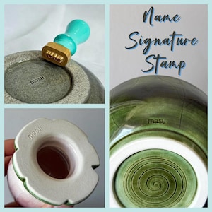 Op de afbeelding: Een verzameling keramische items, waaronder een stempel met een turquoise handvat en een gouden stempelkop, en een kom met het woord "masu" gegraveerd. De afbeelding toont ook een groen-witte keramische kom met een spiraalontwerp en de tekst "Name Signature Stamp".