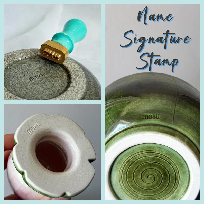 Op de afbeelding: Een verzameling keramische items, waaronder een stempel met een turquoise handvat en een gouden stempelkop, en een kom met het woord "masu" gegraveerd. De afbeelding toont ook een groen-witte keramische kom met een spiraalontwerp en de tekst "Name Signature Stamp".