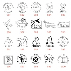 Op de afbeelding: Een verzameling handgemaakte stempels in zwart en wit met diverse ontwerpen, waaronder dieren, bloemen en tekst. Elke stempel is gelabeld met een naam of tekst, zoals "Edmond", "Monica" en "Echo".