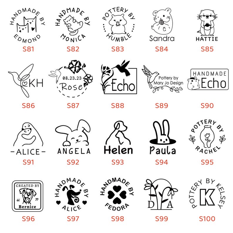 Op de afbeelding: Een verzameling handgemaakte stempels in zwart en wit met diverse ontwerpen, waaronder dieren, bloemen en tekst. Elke stempel is gelabeld met een naam of tekst, zoals "Edmond", "Monica" en "Echo".