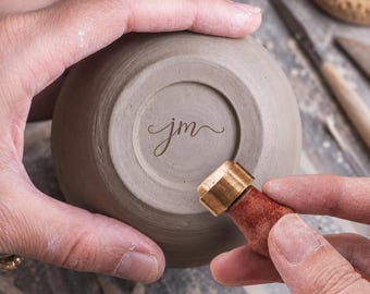 Sello de latón personalizado para cerámica: sello de arcilla con firma en minúsculas, marca personalizada de fabricante de cerámica, sello con inicial manuscrita para alfareros.
