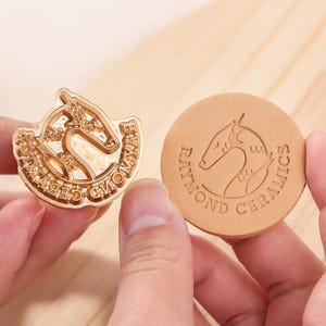Gepersonaliseerde aardewerk eerste stempel, aangepaste naam kleistempel, DIY keramisch gereedschap, uniek cadeau voor creatieve vrienden afbeelding 3