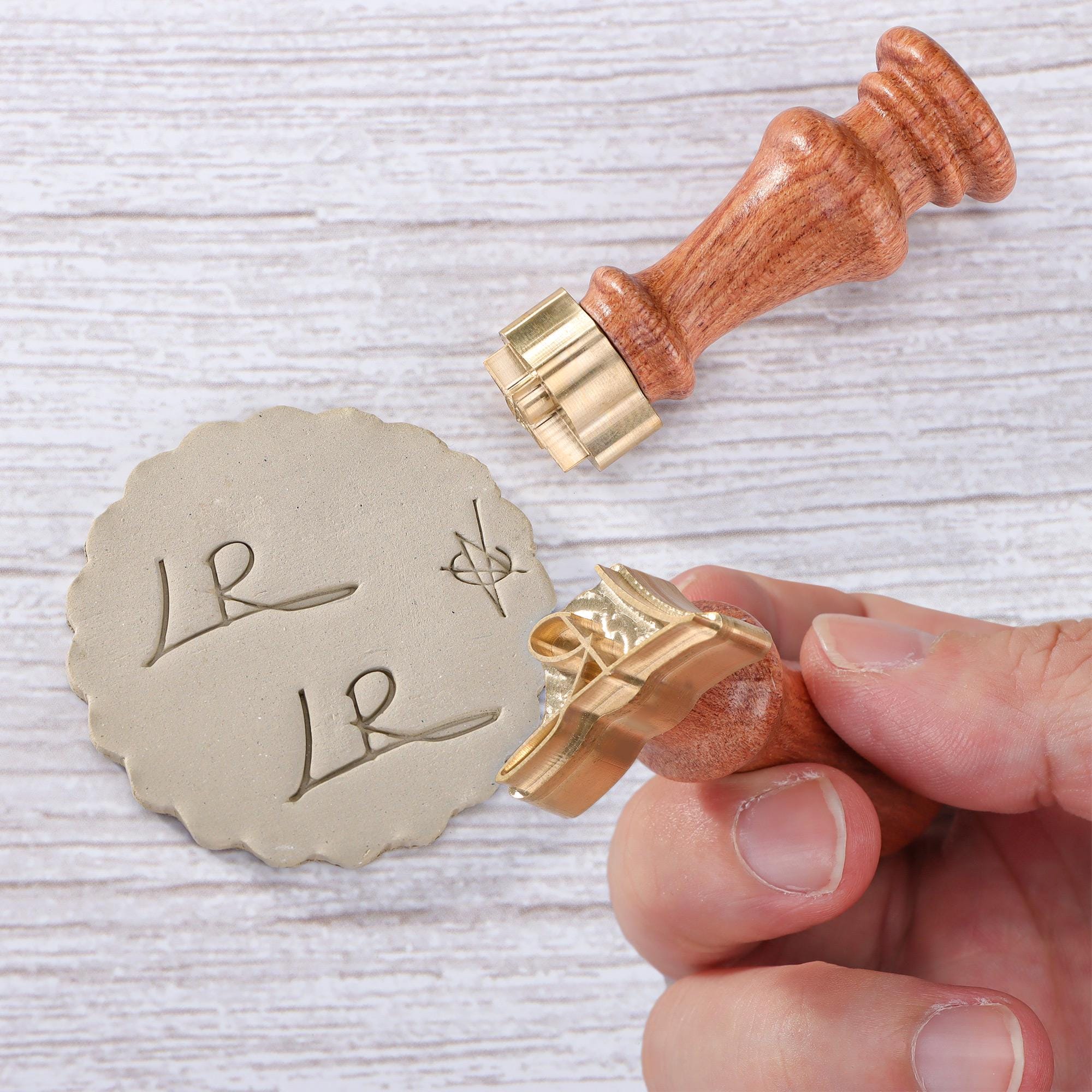 Timbres Personnalisés De Poterie, D'argile Et De Céramique - Initiaux Et En Laiton Pour Savon Et Poterie Signée