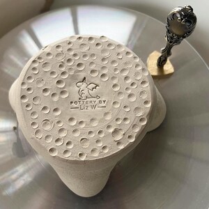Gepersonaliseerde aardewerk eerste stempel, aangepaste naam kleistempel, DIY keramisch gereedschap, uniek cadeau voor creatieve vrienden afbeelding 13