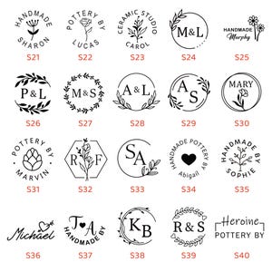 Op de afbeelding: Een verzameling zwart-wit logo's voor handgemaakte keramiek. Elk logo bevat tekst en botanische illustraties, zoals bloemen, bladeren en harten, binnen cirkelvormige of geometrische kaders. De logo's bevatten namen en initialen.