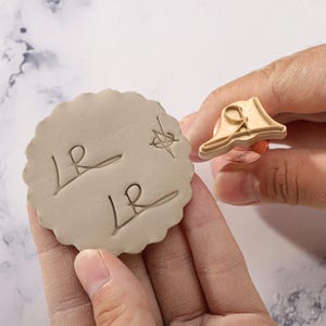 Timbro in ceramica con iniziali personalizzate, timbro in argilla polimerica, timbro in ceramica personalizzato, timbro con logo personalizzato per marcatura dell'argilla, regalo per la festa del papà