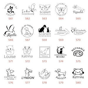 Op de afbeelding: Een verzameling handgemaakte stempels in zwart en wit met diverse ontwerpen. De stempels tonen vlinders, katten, honden en andere illustraties. Elke stempel heeft een unieke naam en ontwerp.