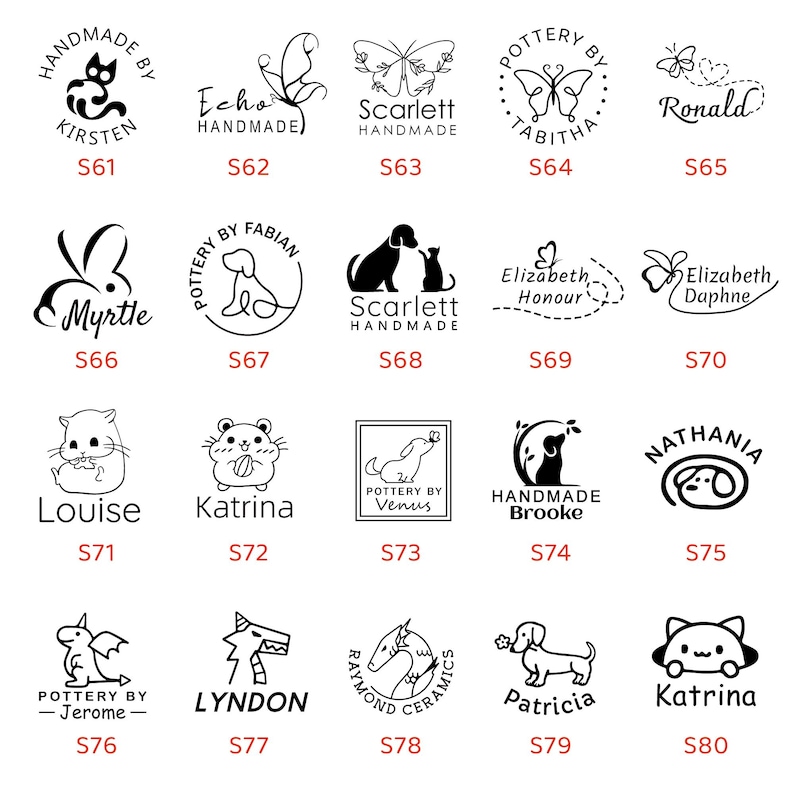 Op de afbeelding: Een verzameling handgemaakte stempels in zwart en wit met diverse ontwerpen. De stempels tonen vlinders, katten, honden en andere illustraties. Elke stempel heeft een unieke naam en ontwerp.