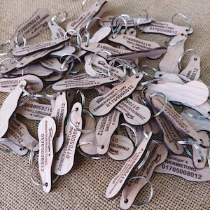 60 Einkaufswagenlöser aus Hartholz mit einseitiger Gravur – nachhaltig & personalisiert – Werbegeschenke – Schlüsselanhänger