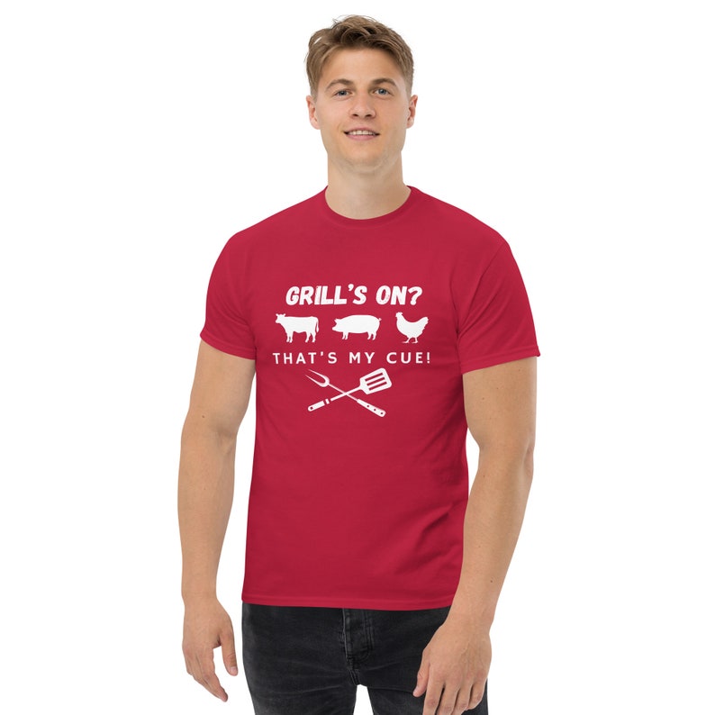 Funny BBQ T-Shirt - Grill's On? That's My Cue! - Humorous Graphic Tee - Perfect Gift for Grill Masters and BBQ Enthusiasts - Unisex Shirt