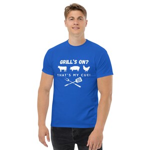 Funny BBQ T-Shirt - Grill's On? That's My Cue! - Humorous Graphic Tee - Perfect Gift for Grill Masters and BBQ Enthusiasts - Unisex Shirt