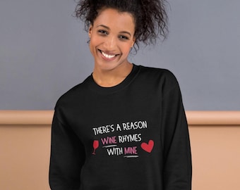 Sudadera divertida para amantes del vino: «Hay una razón por la que el vino rima con el mío». Suéter acogedor: el regalo perfecto para los amantes del vino y sus amigos.
